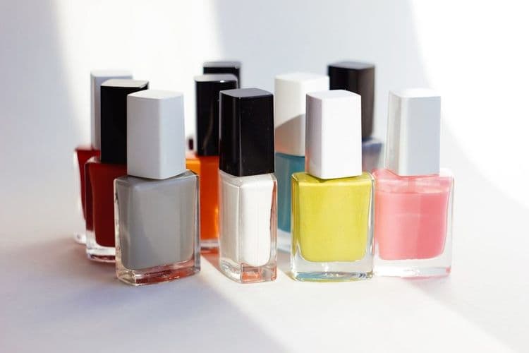 Bedazzled Nails Resurge: Y2K Glamour and Celebrity Influence