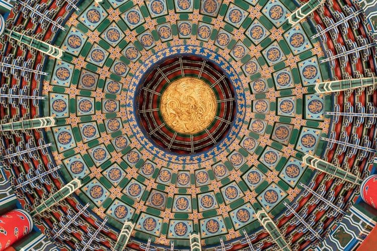 Grammys 2026: Chrome and 3D Nails Dominate Red Carpet